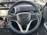 握りやすい位置に各種スイッチがまとまり、運転姿勢を保ちながら手元で操作しやすい造りです。前方を見ながら必要な操作に移りやすく、日常の運転をサポートします。