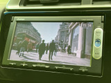 画面には街並みを映した映像が表示され、停車中のひとときに映像を楽しめます。時刻表示も確認でき、ナビ画面とは異なるコンテンツを選べるのが魅力です。