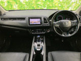 運転席から前方を見渡しやすいレイアウトで、メーターや画面も視線を移しやすい位置にまとまっています。シートにはゆったり腰掛けられ、日々の移動も快適です。
