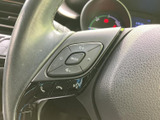 手元に複数のスイッチがまとまり、運転姿勢を大きく変えずに扱いやすい配置です。表示も見分けやすく、日常の運転中に必要な操作へ手を伸ばしやすい便利な装備です。