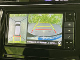 車両後方の映像に加え、周囲を上から見たような表示も画面で確認できます。駐車時に車の周辺や後方の位置関係を把握しやすく、車庫入れや狭い場所での操作を助けます。