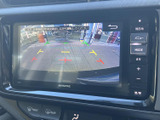 後方の映像とガイドラインを画面で確認でき、駐車時の位置合わせや周囲の確認をサポートします。車庫入れや狭い場所での駐車など、日常の場面で役立つ装備です。