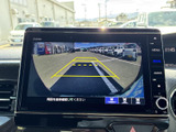 後方の映像とともに目安となるガイド線が表示され、駐車時の周囲確認をサポートします。車庫入れや切り返しの際にも、目視と合わせて活用できます。