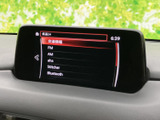 FM・AMやBluetoothなど、複数の音源メニューが一覧で表示されます。聴きたいソースを画面で確認して選べるため、通勤や買い物など日常の移動時間に活用できます。