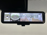 【インテリジェントルームミラー】後方に設置されたカメラの映像がルームミラー型の液晶画面に送出されます。トランク内の荷物が満載でも、視界が妨げられることはありません。