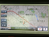 周辺の道路や地名を画面で確認でき、目的地までのルート把握に役立ちます。縮尺表示や案内項目も見やすく、初めて訪れる場所での移動をサポートします。