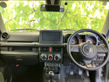 前席からの視界が広く、フロントガラス越しに周囲を確認しやすい室内です。運転席と助手席が並ぶ空間はすっきりまとまり、日々の移動を落ち着いて楽しめそうです。