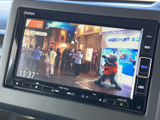 画面にテレビ番組が表示され、停車中の休憩時間などに映像を楽しめます。見やすい大きさのディスプレイで、待ち時間を過ごす際にも活用いただける装備です。