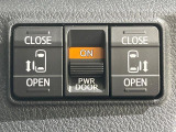 【両側パワースライドドア】スマートキーや運転席のスイッチで後席両側スライドドアの開閉が可能♪電動だから力を入れてドアを開ける必要が無く、小さなお子様でも簡単に開け閉めでき快適です♪