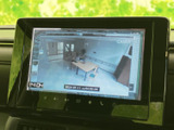 画面には室内の様子を映す映像が表示され、時刻や撮影日時も確認できます。オーディオ画面とは異なる表示内容のため、画面の用途や映像の詳細は車両の装備をご確認ください。