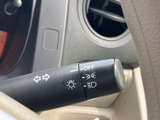 レバーには方向指示やライトに関する表示があり、必要な操作を目で確かめやすい配置です。運転席から手の届く位置にまとまり、日常の運転をサポートします。