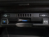 コンソール内一体型のビルトインETC装備!見た目の部分も良いですが、ETCカードの盗難防止になる設置箇所です!料金所の渋滞回避!時間帯・日によって料金の軽減を受けられます!ストレス知らずのドライブ!