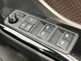窓の開閉やドアミラーの調整に関するスイッチが、運転席側に集約されています。表示を見ながら必要な操作を選びやすく、乗車時の調整を手元で行える便利な装備です。
