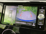 後方映像に加えて車両周辺の表示も確認でき、駐車時や後退時の安全確認をサポートします。画面内のガイド表示を目安にでき、周囲を確かめながら操作しやすい装備です。