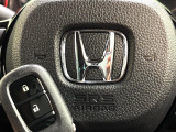 【Hondaスマートキー】カバンやポケットに入れたままでもドアの施錠・解錠が可能なスマートキーを装備。エンジンのオン・オフ時もカギを取り出す必要が無いからとっても便利です♪