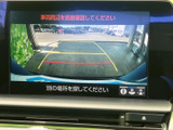 後方の映像にガイド線が表示され、駐車時に周囲との距離感をつかむ目安になります。画面上の案内も見やすく、駐車操作をサポートする便利な装備として活躍します。