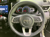 手元には複数のスイッチがまとまり、運転姿勢を大きく変えずに各種機能を操作できます。メーターも正面に配置され、前方に視線を向けながら必要な情報を確認しやすい運転席です。