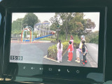 画面には映像が表示され、停車中の待ち時間などに内容を楽しめます。時刻も確認できるため、車内で過ごすひとときにも便利。目的地案内の画面とは異なる表示を選べます。