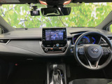 前席からはフロントガラス越しに広い視界が広がり、周囲を確認しやすい運転席まわりです。シートや内装は落ち着いた色合いで、毎日の移動も快適に過ごせます。