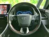 手元に操作ボタンが集約され、運転中も視線を大きく外さず必要な機能を扱いやすい構成です。ステアリングを握ったまま手が届きやすく、日々の運転をサポートします。