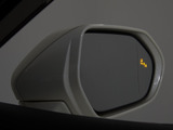 BSM(ブラインドスポットモニタ)!隣の車線を走る車両をレーダーで検知し、ドアミラーでは確認しにくい後側方エリアに存在する車両に加えて、急接近してくる車両も検知します。