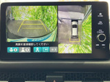 後方の映像に加えて周囲を上から見た表示も確認でき、駐車時の周辺確認をサポートします。画面を見ながら、落ち着いて車庫入れを行えます。