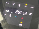 【オートエアコン】一度お好みの温度に設定すれば、車内の温度を検知し風量や温度を自動で調整。暑い&hellip;寒い&hellip;と何度もスイッチ操作をする必要はありません。快適な車内空間には必須の機能ですね♪