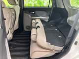 後席の背もたれを倒すと、荷室側へつながるスペースを確保できます。乗員数や荷物に合わせて使い分けられ、日常の大きな荷物にも対応しやすいです。