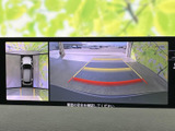 車両周囲を映す表示に加え、後方の映像と目安となるガイド線を確認できます。駐車時に周囲の安全を確認する際、画面で状況を把握しやすく、日常の駐車をサポートします。