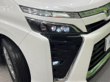 【LEDヘッドライト】悪天候や夜間走行時も良好な視界を確保し安心して運転できる高輝度LEDヘッドライトを装備!点灯速度が早く、消費電力も抑えられています。