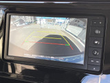 後方の様子に加えて車幅の目安となるガイド線も確認でき、駐車時の後退をサポートします。周囲の状況を目で確かめながら、落ち着いて駐車したい方に便利です。