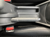 運転席と助手席の間に小物を置けるスペースがあり、手の届きやすい位置で活用できます。パーキングブレーキも近くに配置されているため、停車時の操作や車内の整理にも便利です。