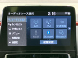 AM・FMや交通情報、USB、Bluetoothなど複数の音源が画面にまとまり、好みに合わせて選びやすい構成です。普段の移動中も使いたい音源を見つけやすく、毎日の車内で便利に活用いただけます。