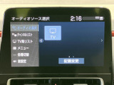 メニュー内にテレビの選択項目が表示され、画面から音源を確認しやすい構成です。必要な項目を見分けやすく、停車中にテレビを楽しみたい方にも便利にお使いいただけます。