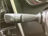 ワイパー関連の表示がレバーにまとめられ、運転席から確認しやすい配置です。天候に応じて使う装備を手元で扱えるため、雨の日の運転でも必要な操作に移りやすい構成です。
