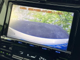 後方の様子を画面で確認でき、駐車時や狭い場所での後退をサポートします。目視で周囲も確かめながら、落ち着いて車庫入れや切り返しを行いたい場面に便利です。