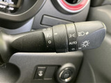 レバーには各種表示がまとめられ、運転席から目で確認しやすい設計です。操作に関わる表示が手元に集まっているため、必要な機能を見分けやすく日常使いに便利です。