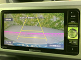 車両後方の映像に目安線が重なり、駐車時に周囲との位置関係を確認しやすいモニターです。画面内の案内表示に加え、目安線の表示切替も選べ、日常の駐車をサポートします。