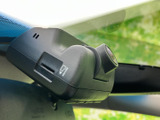フロントガラス上部にはカメラを備えた機器が設置されています。前方の様子を記録するドライブレコーダーとして、運転時の記録を残したい方に便利な装備です。