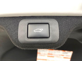 【パワーバックドア】スマートキーや運転席のボタンを押すだけでリアゲートが自動で開閉します!荷物を持っている時や、高い位置にあるバックドアを閉める際に便利な機能です♪