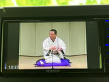 停車中にテレビ番組や映像を視聴でき、休憩時間をゆったり過ごしたいときに活用できます。画面表示から選局内容を確認できる、日常に便利な装備です。