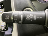 フロントとリアのワイパーに関する表示がレバーにまとめられ、INTや速度設定なども確認できます。雨天時に必要な操作を手元で把握しやすく、日々の運転をサポートします。