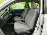 前席は身体を預けやすい形状で、座った際の視界も開けています。明るいシートカラーで室内が見渡しやすく、運転席と助手席それぞれでくつろいでお乗りいただけます。