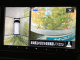 周囲の映像とガイド表示を画面で確認でき、駐車時などに車両周辺の安全確認をサポートします。見たい範囲を把握しやすく、狭い場所での取り回しにも役立つ装備です。