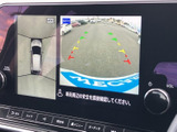 車両周辺の映像に加え、上方から見た車両の表示も確認できます。駐車時などに周囲の状況を画面で確かめられ、車庫入れや切り返しをサポートします。