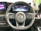 インテリアに合わせたデザインのステアリングは、運転される方のことも考え、運転しやすい形状、大きさです。是非一度、実際に触ってお確かめください。
