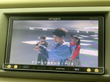 モニターでテレビ映像を楽しめる装備です。停車中の待ち時間などに映像を視聴でき、車内で過ごす時間を快適に演出します。見やすい画面で番組内容を確認しやすい点も魅力です。