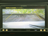 後方の映像にガイドラインが表示され、駐車時に車両後方の状況を確認する目安として活用できます。画面を見ながら周囲にも気を配ることで、車庫入れや駐車場での切り返しをサポートしてくれる装備です。