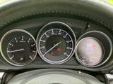 速度計や各種表示が運転席正面にまとまり、走行に必要な情報を確認しやすい配置です。燃料残量や外気温なども表示され、日々の運転時に役立つメーターまわりです。