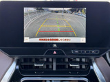 後方の様子を画面で確認しながら駐車でき、ガイド線が車庫入れの目安になります。周囲の状況を見ながら操作できるため、バック時の確認をサポートします。